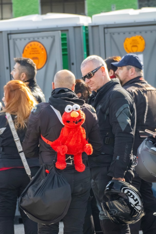 Puede tener un texto sobre la foto en el pie