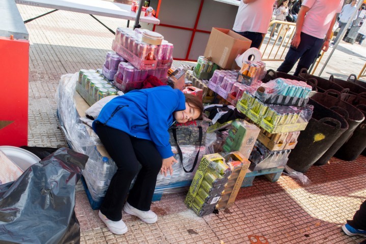 Puede tener un texto sobre la foto en el pie