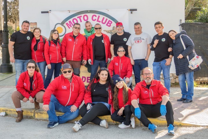 Puede tener un texto sobre la foto en el pie