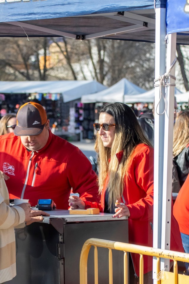 Puede tener un texto sobre la foto en el pie